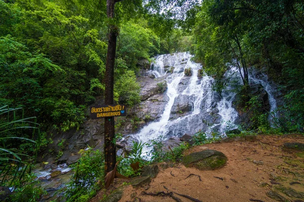 Segnale pericoloso su sfondo cascata — Foto Stock