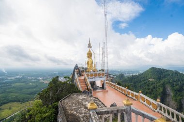 Tayland tapınak mavi gökyüzü karşı büyük altın Buddha statue