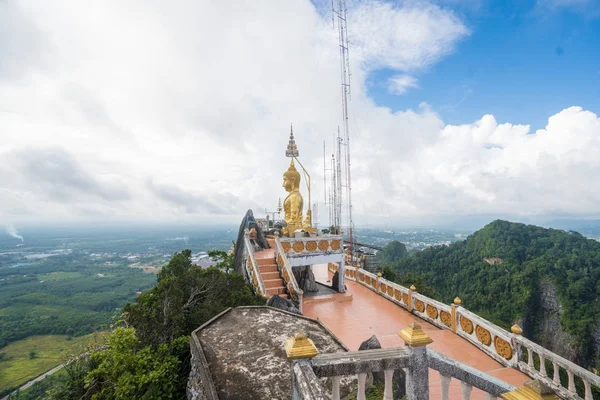 Велика статуя золотим Буддою проти синього неба храм Таїланду — стокове фото