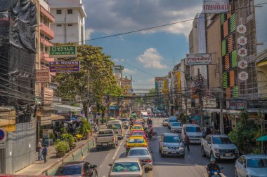 Görünüm iş işaret ve güzel güneşli gün boyunca trafik sıkışıklığı Bangkok, Tayland