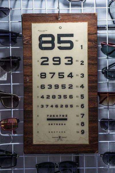 Table d'examen de la vue avec des lunettes suspendues au marché thaïlandais extérieur — Photo