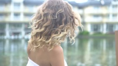 Göl kenarında kadın