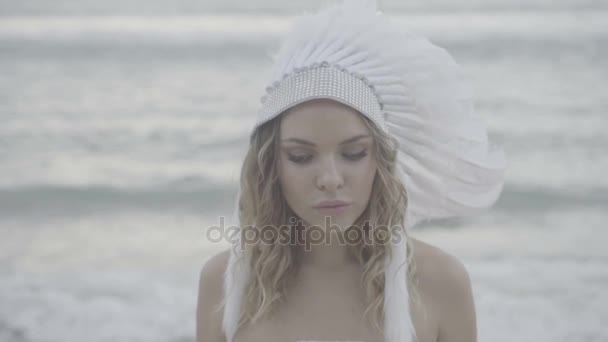 Donna con occhi bianchi e cappello indiano — Video Stock