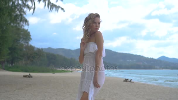 海滩上的女人 — 图库视频影像