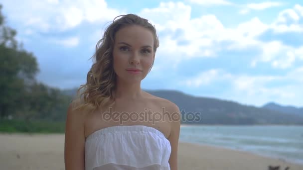 Mujer en la playa — Vídeos de Stock