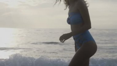 Sahilde bikinili kadın