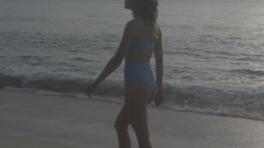 Sahilde bikinili kadın