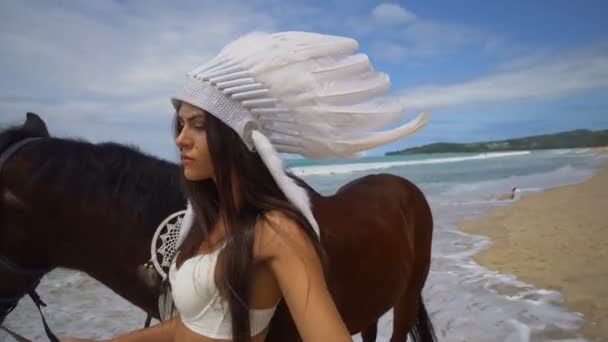 Kvinna med brun häst på stranden — Stockvideo