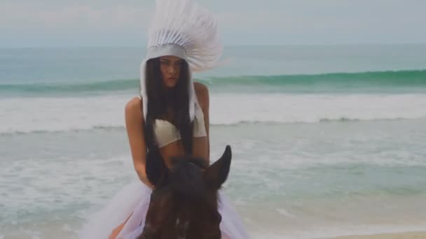 在海滩匹棕色的马的女人 — 图库视频影像
