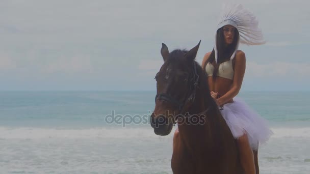 Femme avec cheval brun à la plage — Video