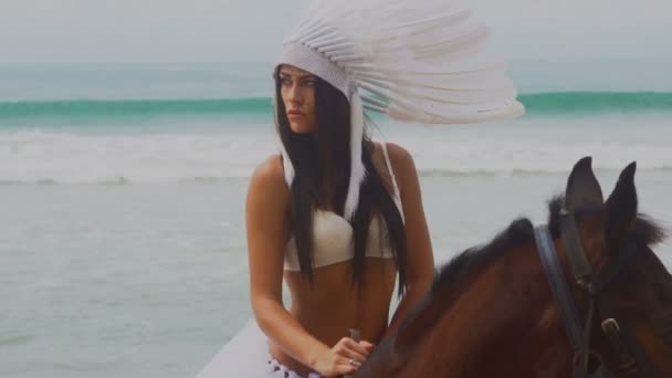 Mulher com cavalo marrom na praia — Vídeo de Stock