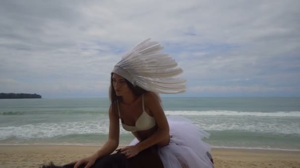 Kvinna med brun häst på stranden — Stockvideo