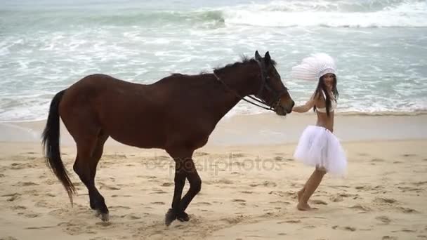 Mujer con caballo marrón en la playa — Vídeos de Stock