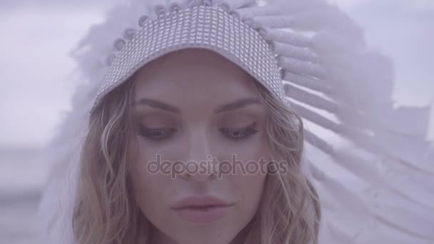 Woman with white eyes and indian hat — Stock Video