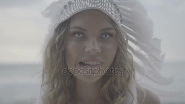 Kobieta z białe oczy i indian czapkę — Wideo stockowe