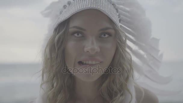 Woman with white eyes and indian hat — Stock Video