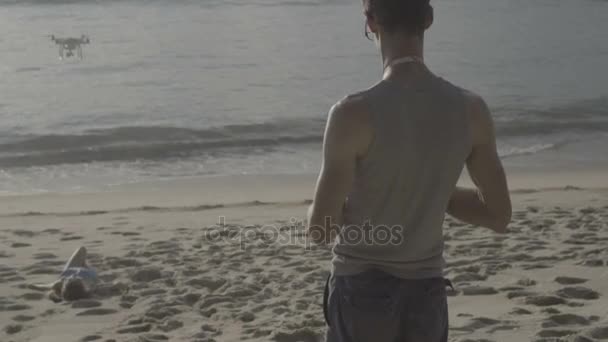 Hermosa modelo posando para fotógrafo masculino en la playa — Vídeos de Stock