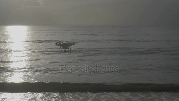 Drone en la playa — Vídeo de stock
