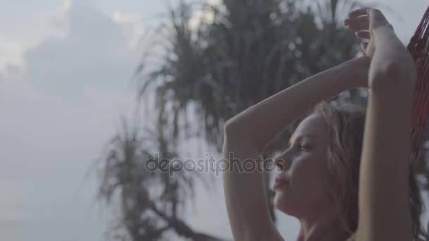 Kvinna på hängmattan på stranden — Stockvideo
