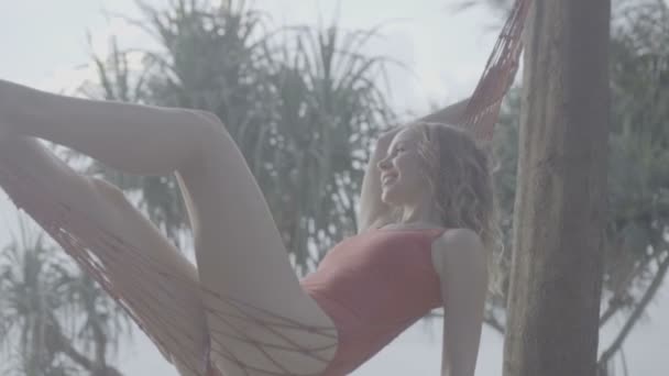 Žena na houpací síť na pláži — Stock video