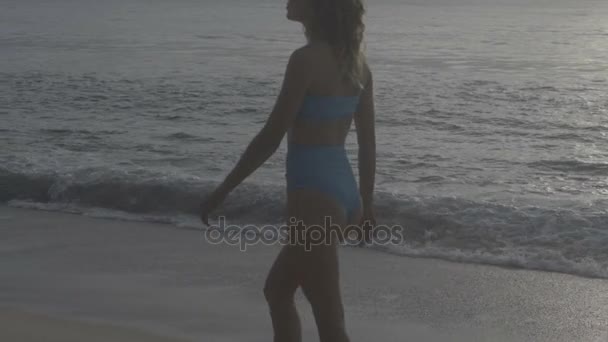 Mujer en bikini en la playa — Vídeos de Stock