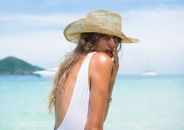 Sexy chica en el paraíso tropical playa — Foto de Stock