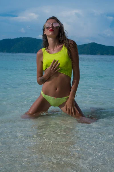 セクシー女の子でパラダイストロピカルビーチ — ストック写真