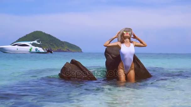 Sexy chica en el paraíso tropical playa — Vídeo de stock