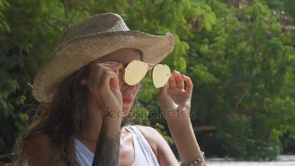 Chica sexy en la isla tropical — Vídeo de stock