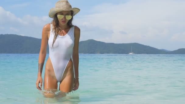 Sexy girl on paradise tropical beach — Stock Video