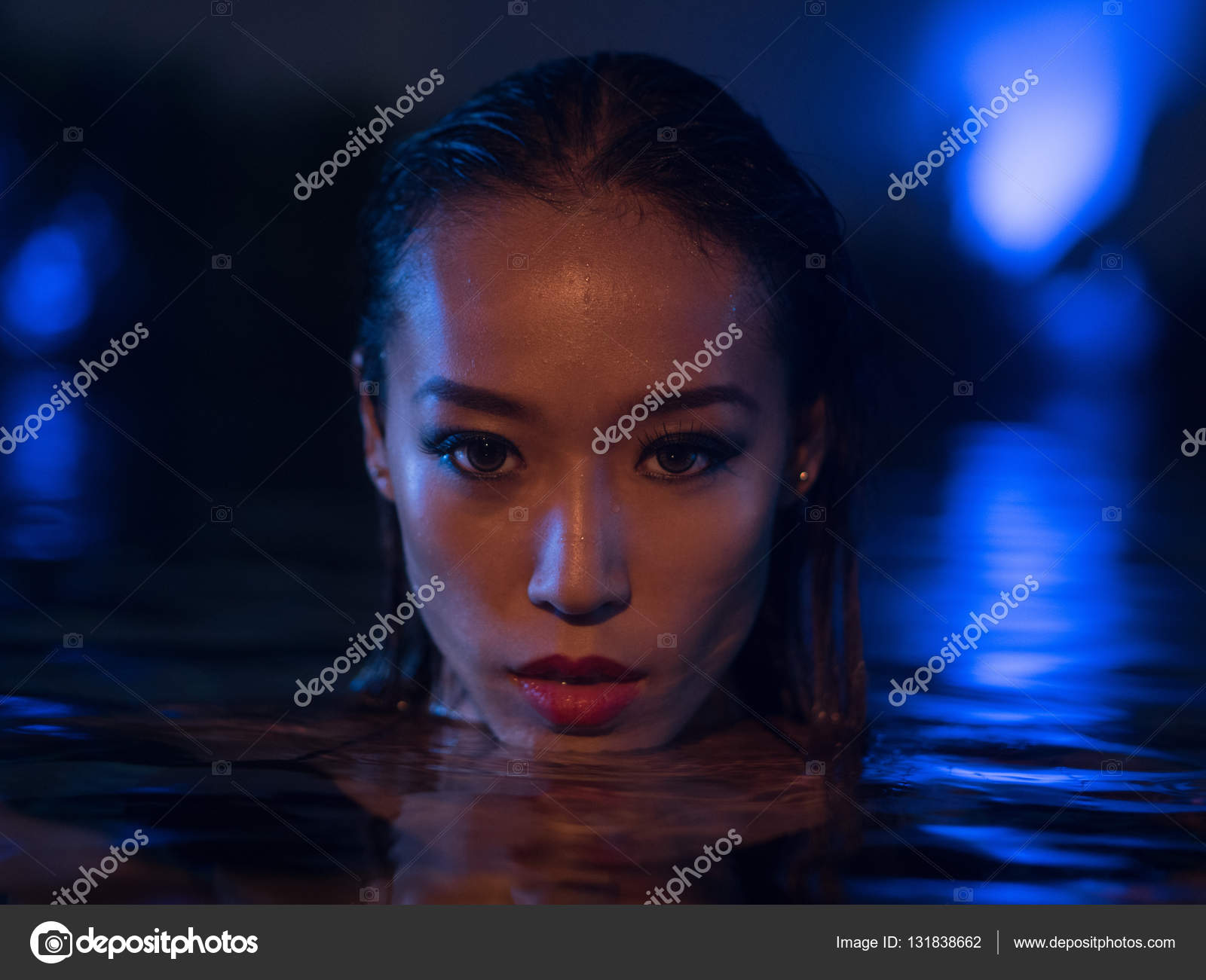 Femme Sexy En Bikini à La Piscine En Soirée Image Libre De Droit Par Nelka7812 © 131838662