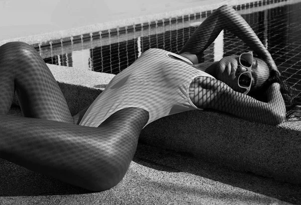 Sexy žena v plavkách u bazénu - černé a bílé fotografie — Stock fotografie