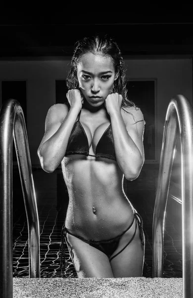 Сексуальная женщина в купальнике у бассейна - черно-белое фото — стоковое фото