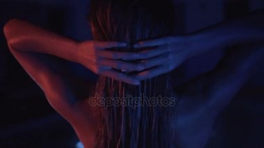 Akşam vakti havuzda bikinili seksi bir kadın.