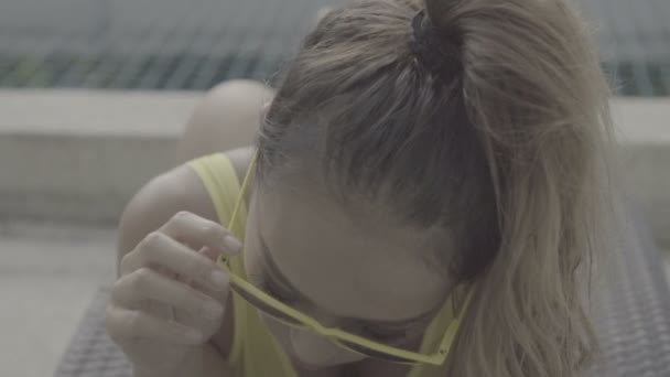 Sexy woman in yellow swimsuit at swimming pool — Stock Video