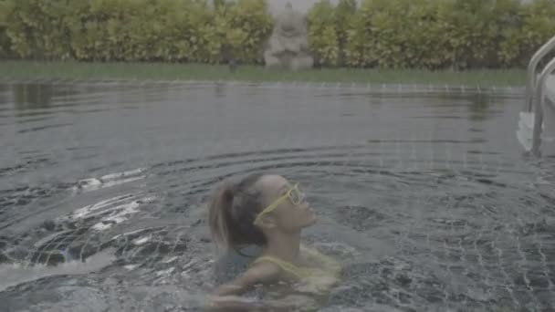 Sexig kvinna i gul baddräkt vid poolen — Stockvideo