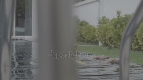 Sexy woman in yellow swimsuit at swimming pool — Stock Video