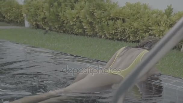 Femme sexy en maillot de bain jaune à la piscine — Video