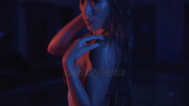 Sexet kvinde i bikini ved swimmingpoolen om aftenen – Stock-video
