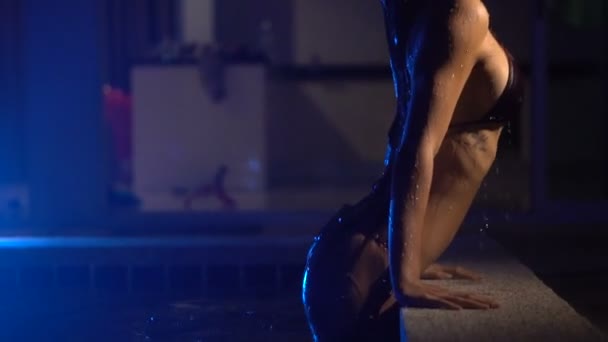 Сексуальная женщина в бикини у бассейна вечером — стоковое видео