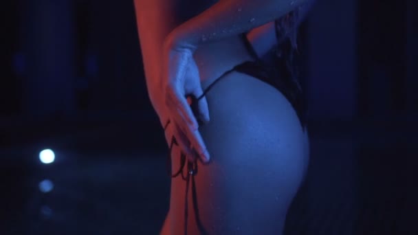Sexy vrouw in bikini bij het zwembad in de avond tijd — Stockvideo