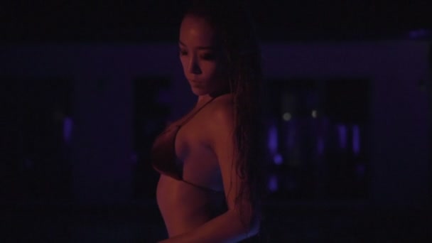 Femme sexy en bikini à la piscine en soirée — Video