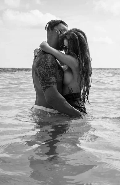 Attractive young couple in the sea — Stock Photo, Image