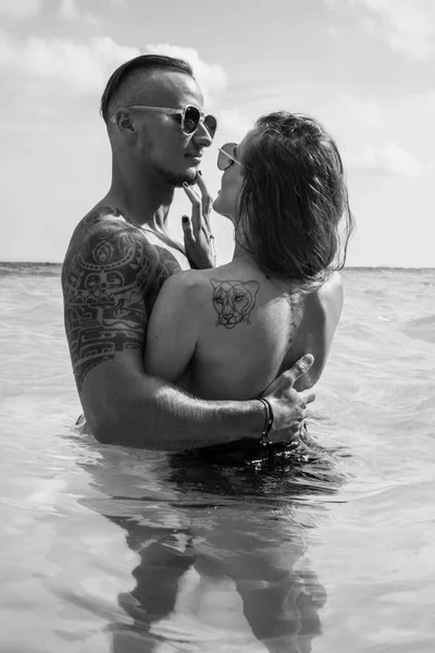 Attraktives junges Paar im Meer — Stockfoto