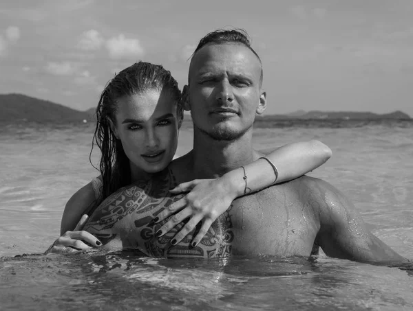 Attractive young couple in the sea — Stock Photo, Image