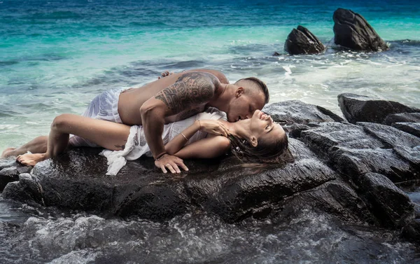 Atraente jovem casal junto ao mar — Fotografia de Stock