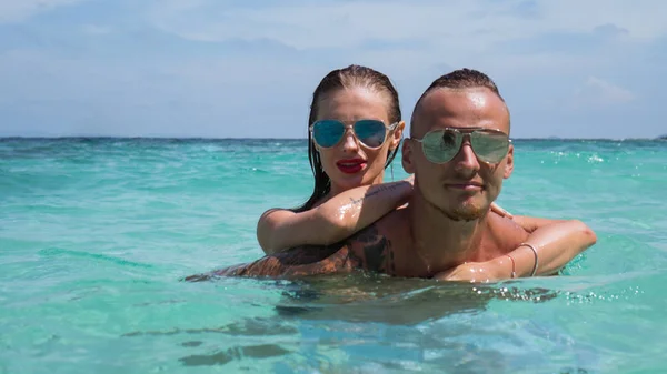 Atractiva pareja joven en el mar — Foto de Stock