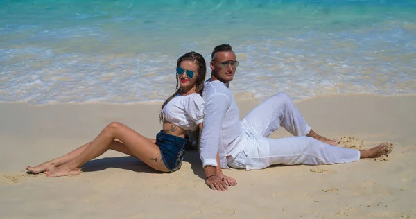 Feliz pareja joven en la playa — Foto de Stock