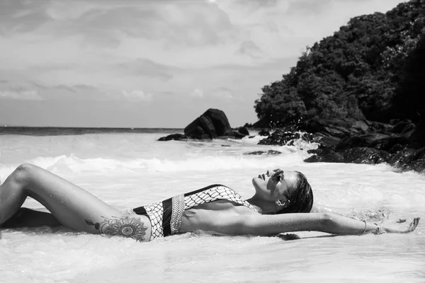 Bella donna sensuale sulla spiaggia di sabbia — Foto Stock