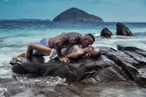 Atraente sensual jovem casal junto ao mar — Fotografia de Stock